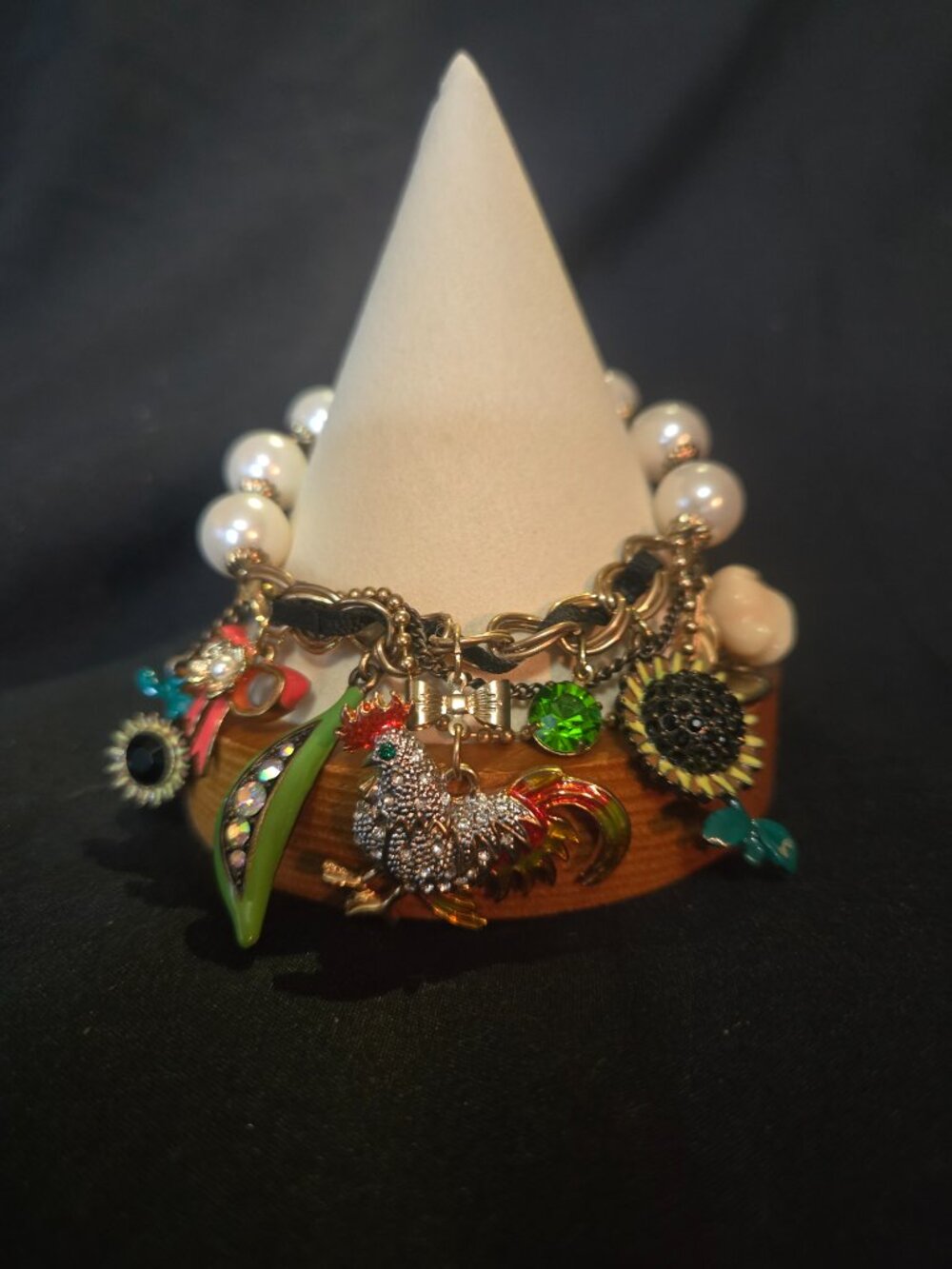 Betsey Johnson Faux Pearl Rooster Charm Bracelet – NWOT - Picture 3 of 8